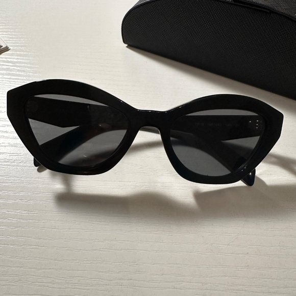 Prada sunglasses - Picture 3 of 5